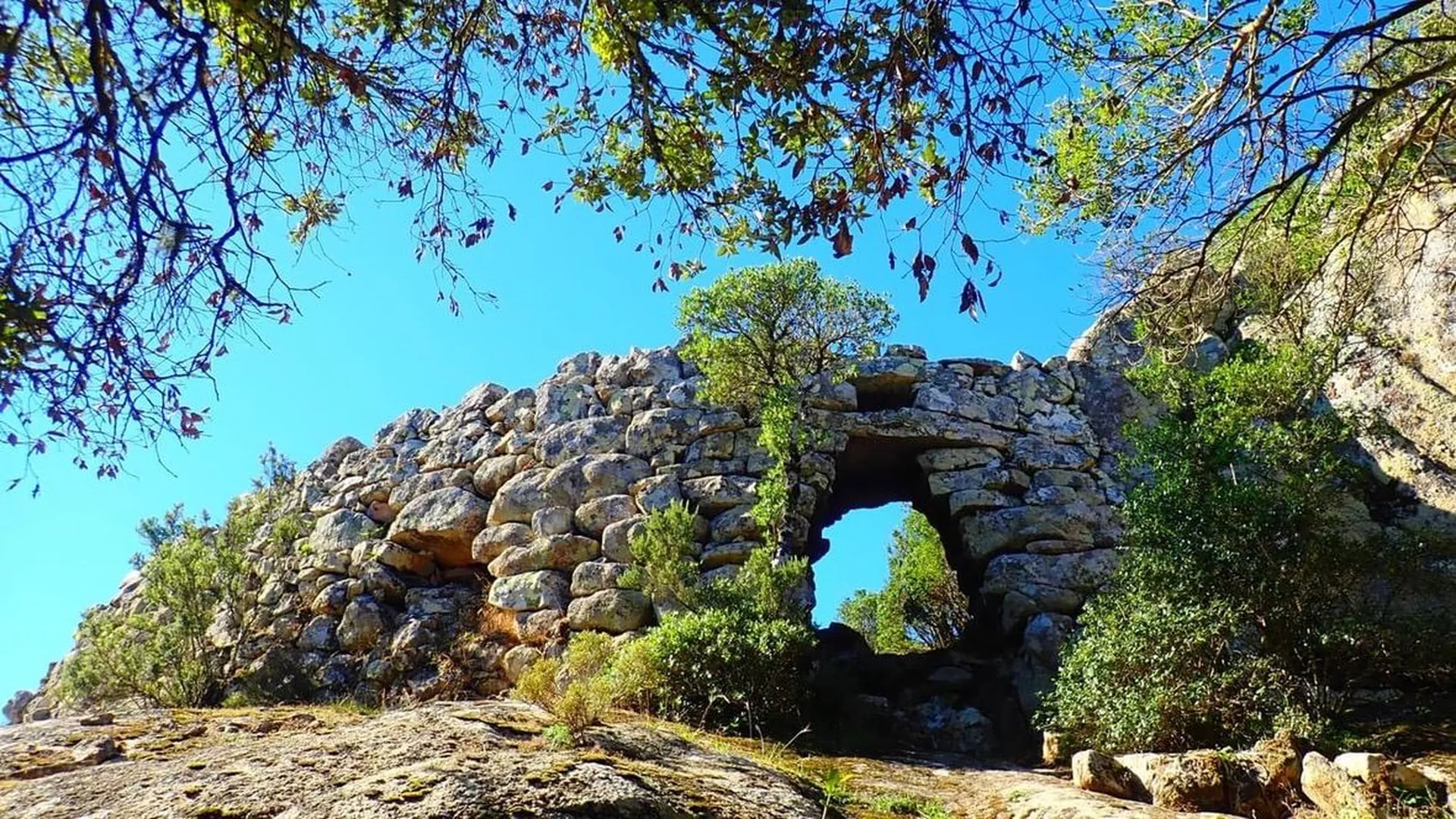 Un arco di pietra nella macchia dei dintorni