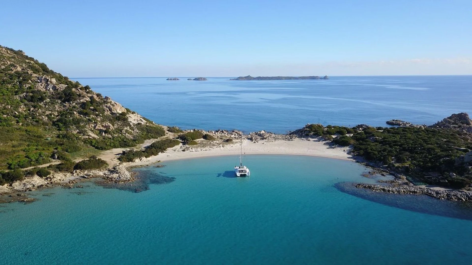 Una caletta della costa sud-orientale vista dall'alto