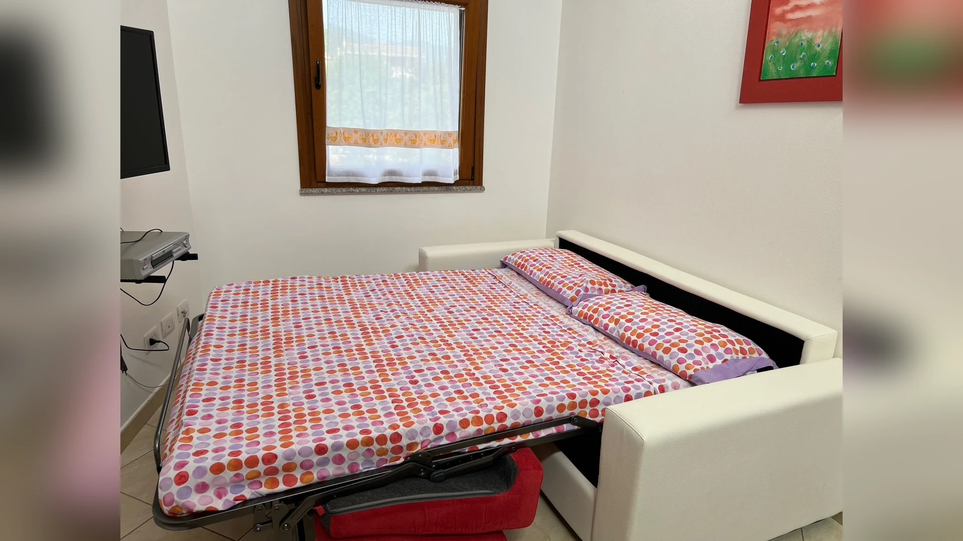 Villa Magnolia — il divano letto aperto nel soggiorno