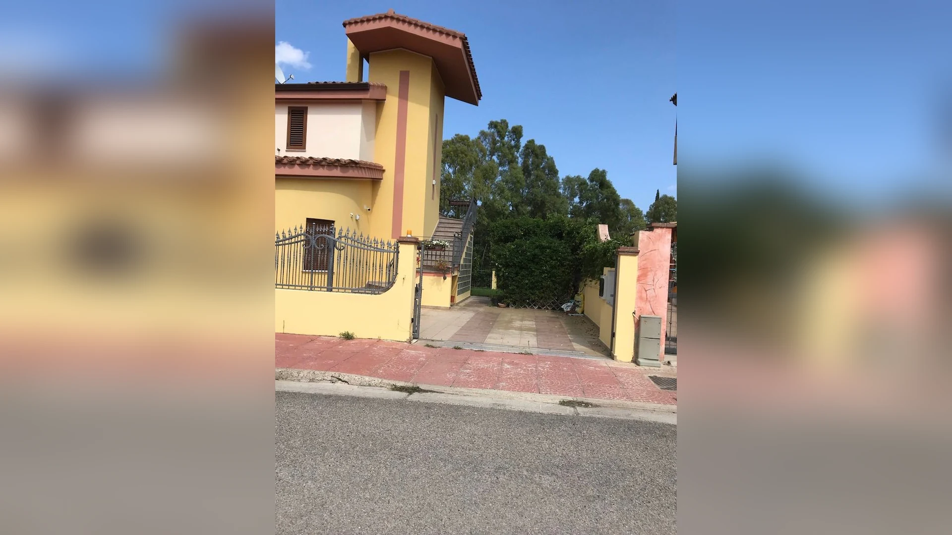Villa Magnolia — l'ingresso della villa dalla strada