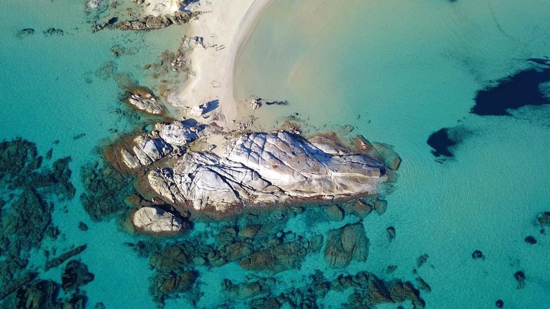 Mare turchese e scogli visti dall'alto