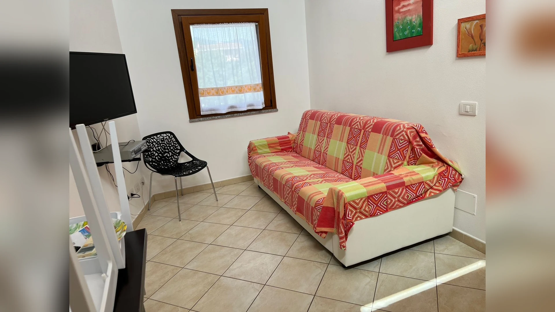 Villa Magnolia — soggiorno con divano letto e TV