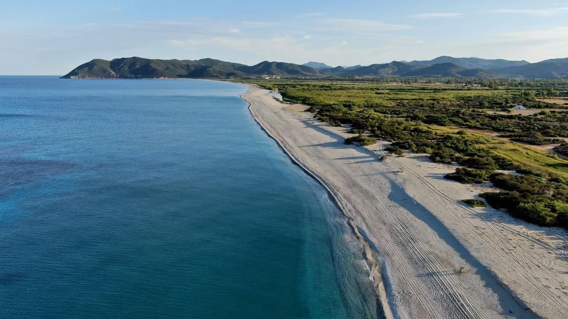 Una lunga spiaggia dei dintorni vista dall'alto