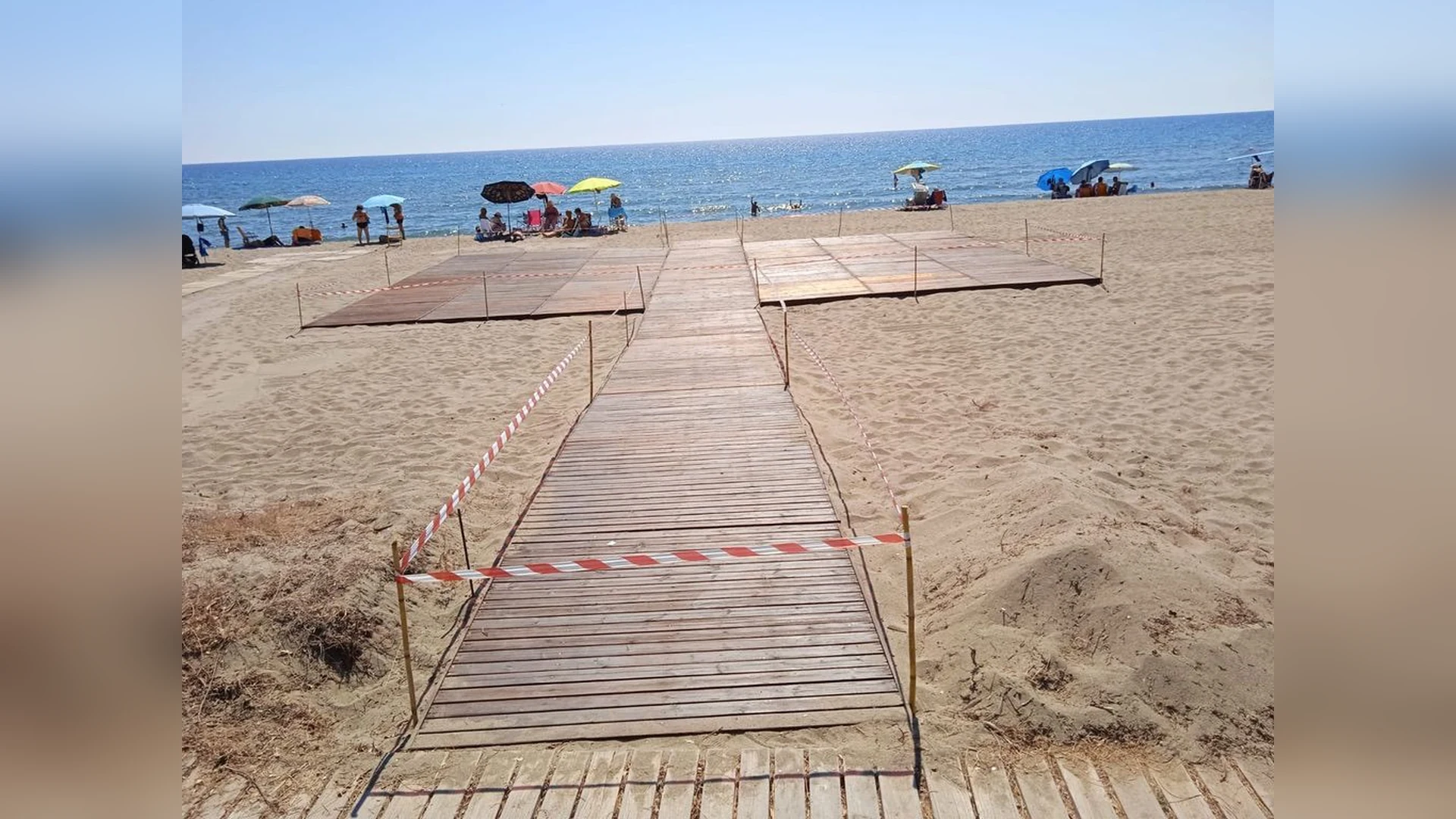 Spiaggia attrezzata con la passerella in legno