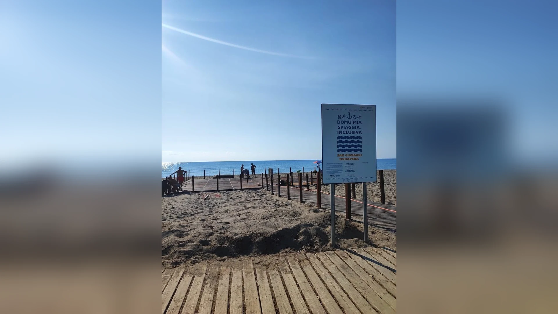 La passerella in legno che porta al mare