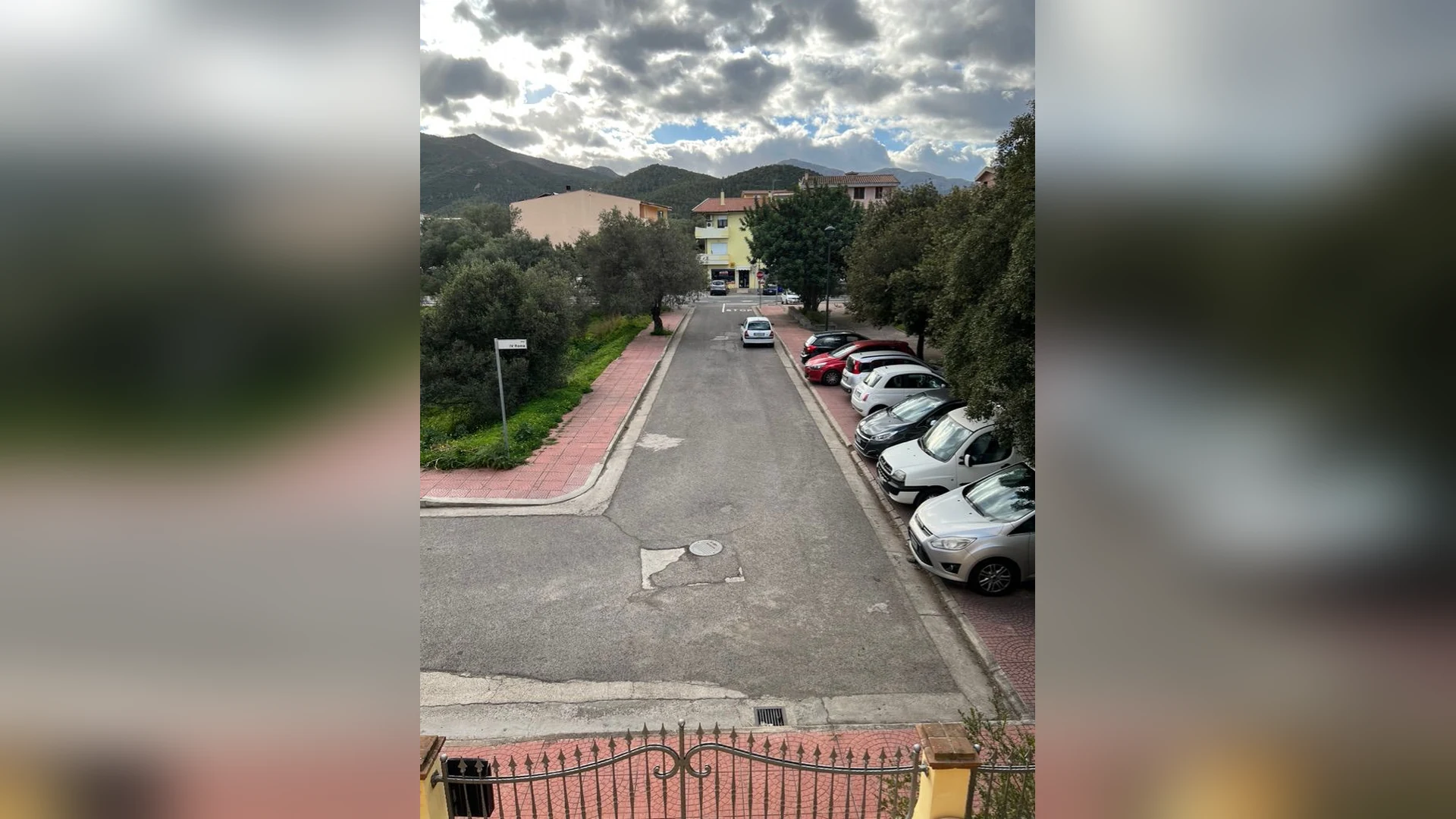 La via davanti a Villa Magnolia con i posti auto
