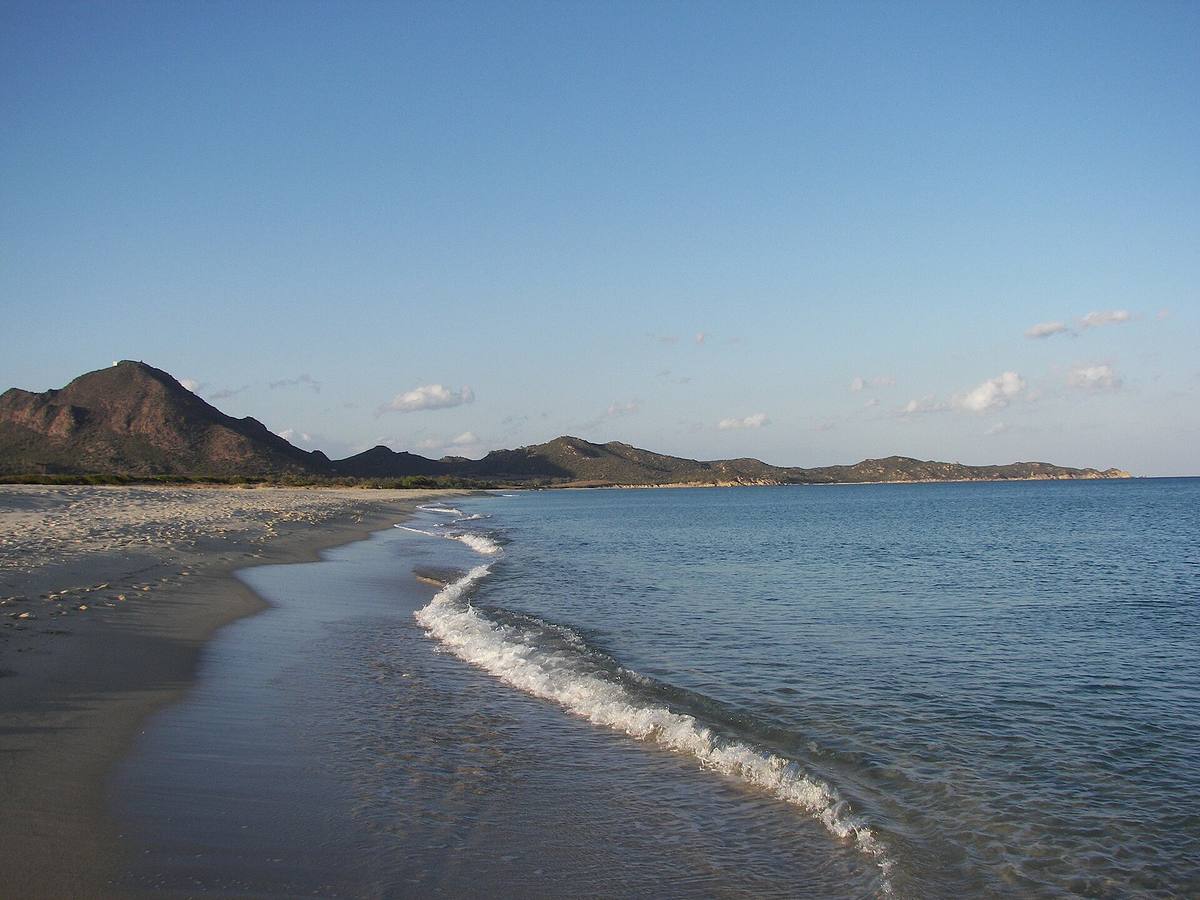 Spiaggia di sabbia bianca con mare azzurro e bassi fondali a Costa Rei