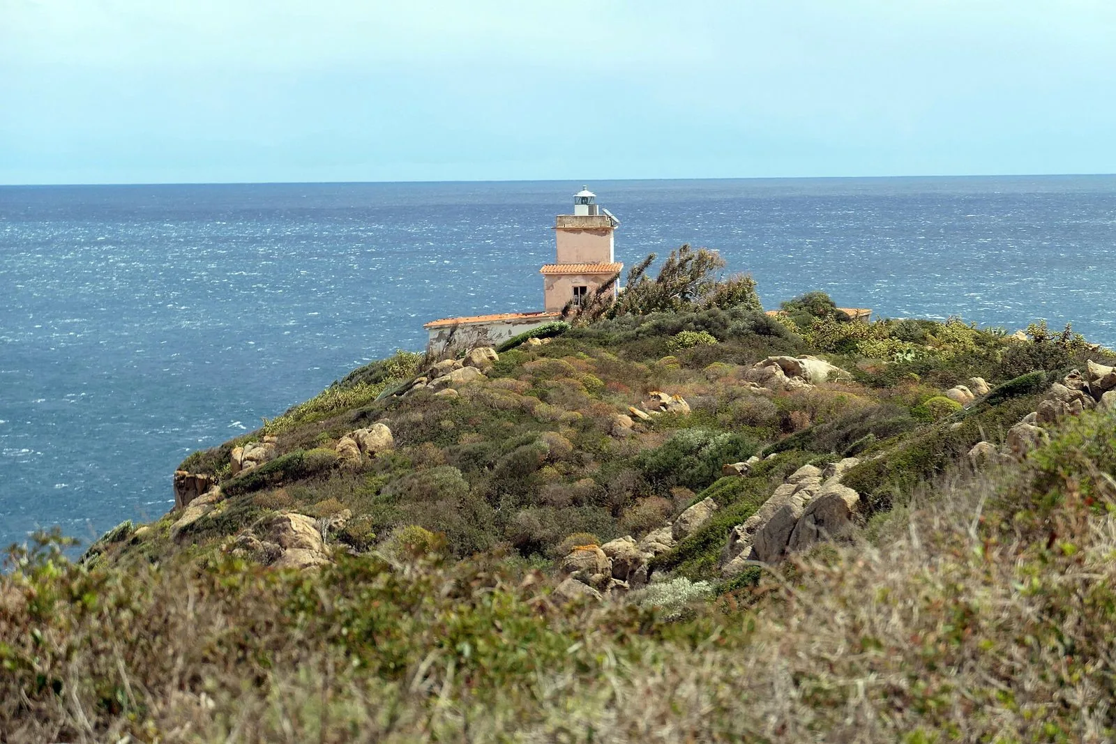 Il faro di Capo Ferrato sul promontorio affacciato sul mare