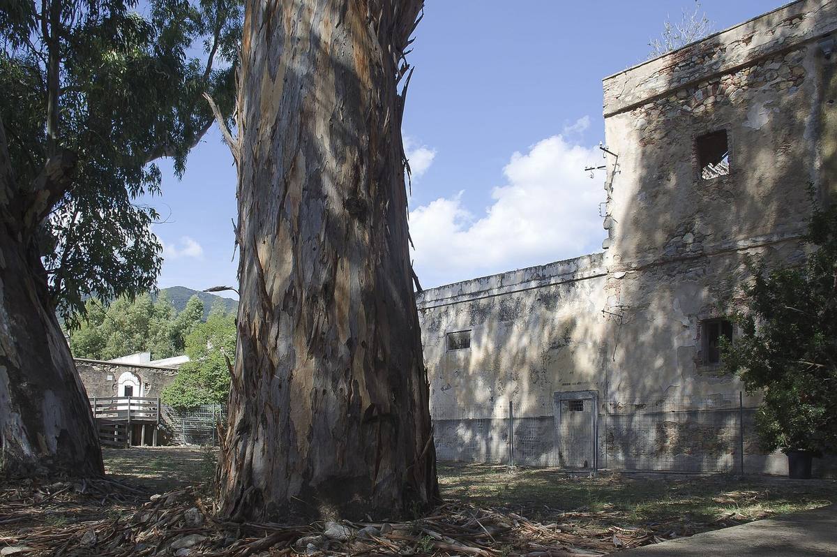 Cortile interno della colonia penale di Castiadas con edifici circostanti