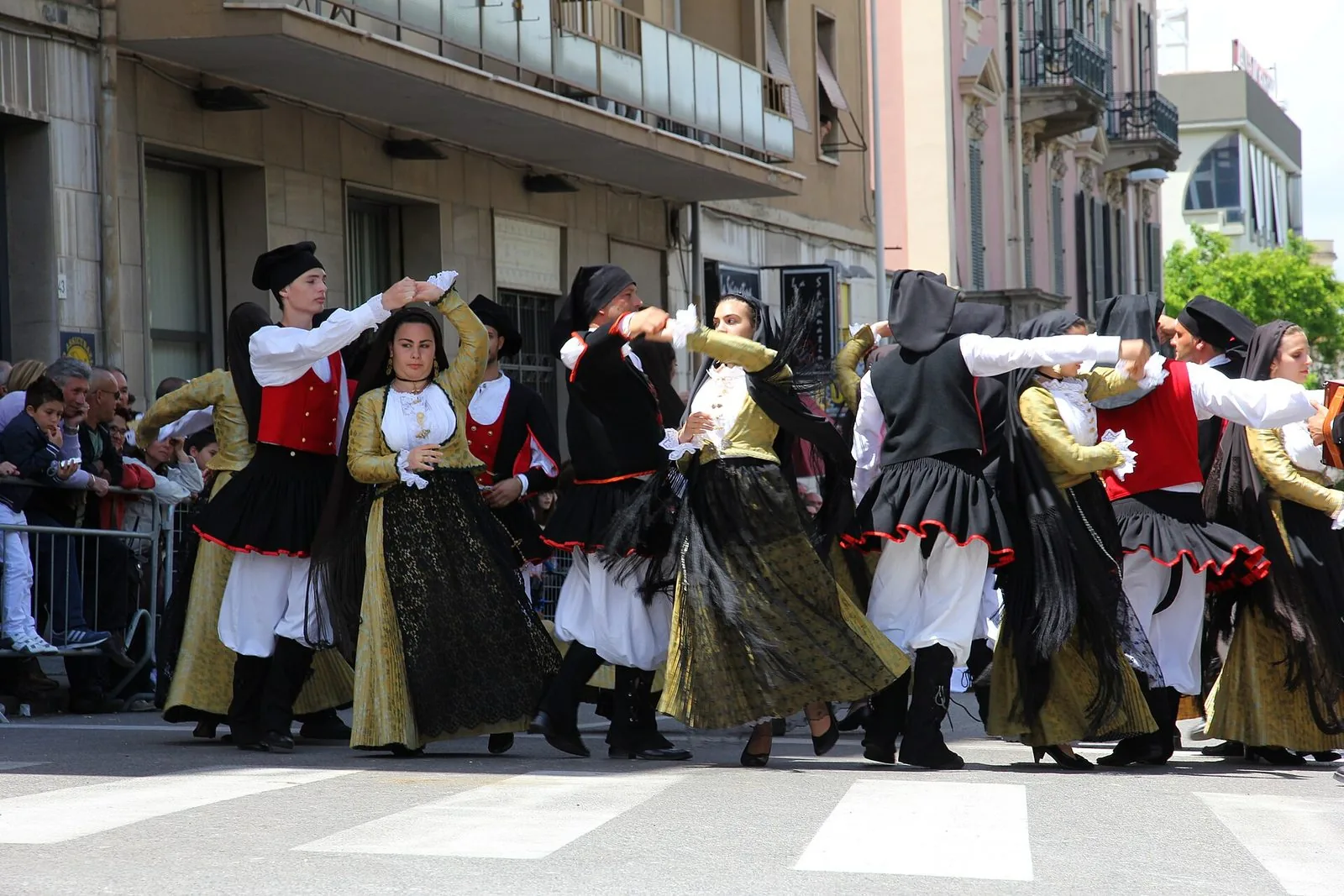 Ballo sardo in costume tradizionale durante una festa popolare