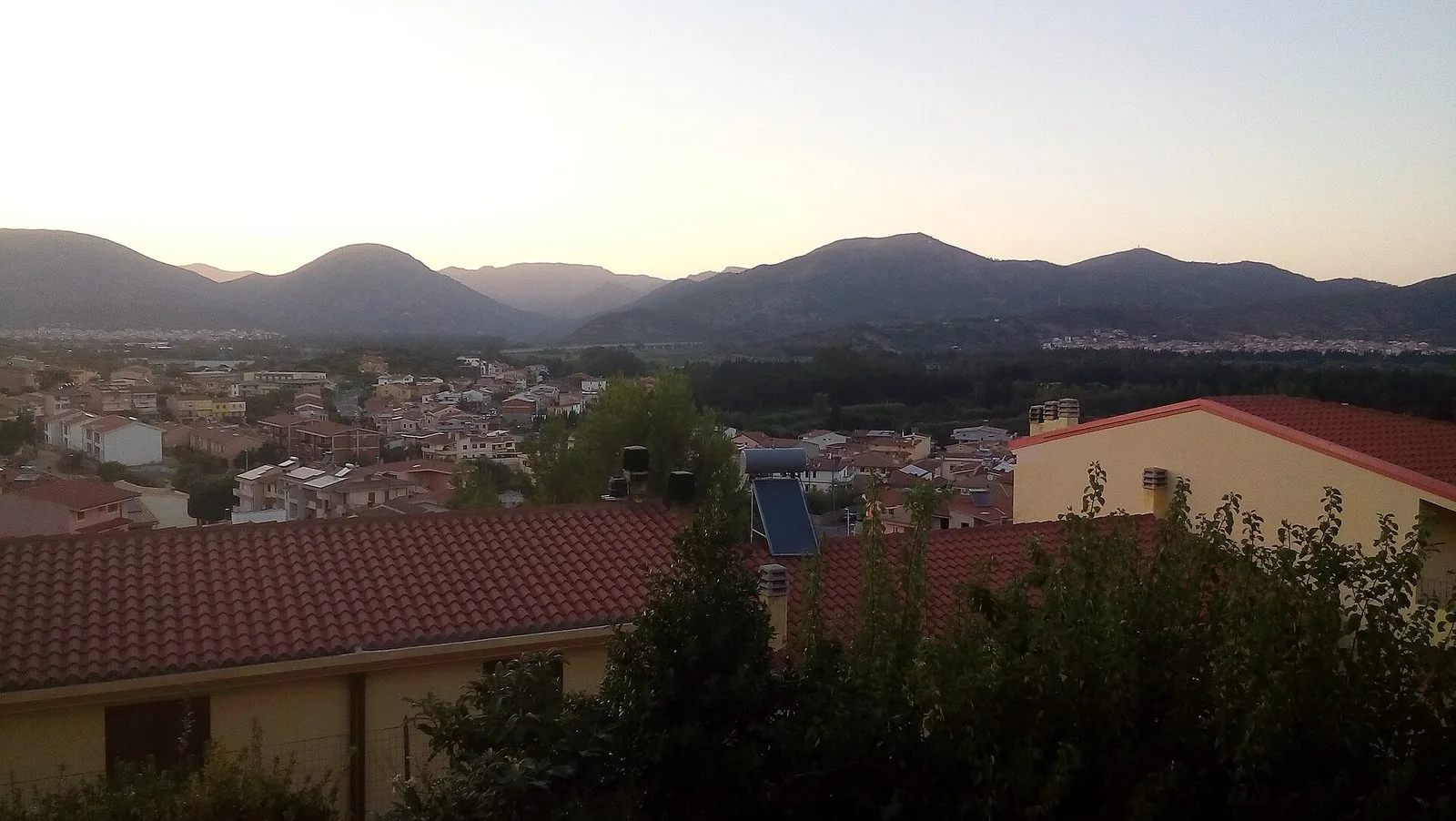 Muravera vista dall'alto con le montagne del Sarrabus sullo sfondo