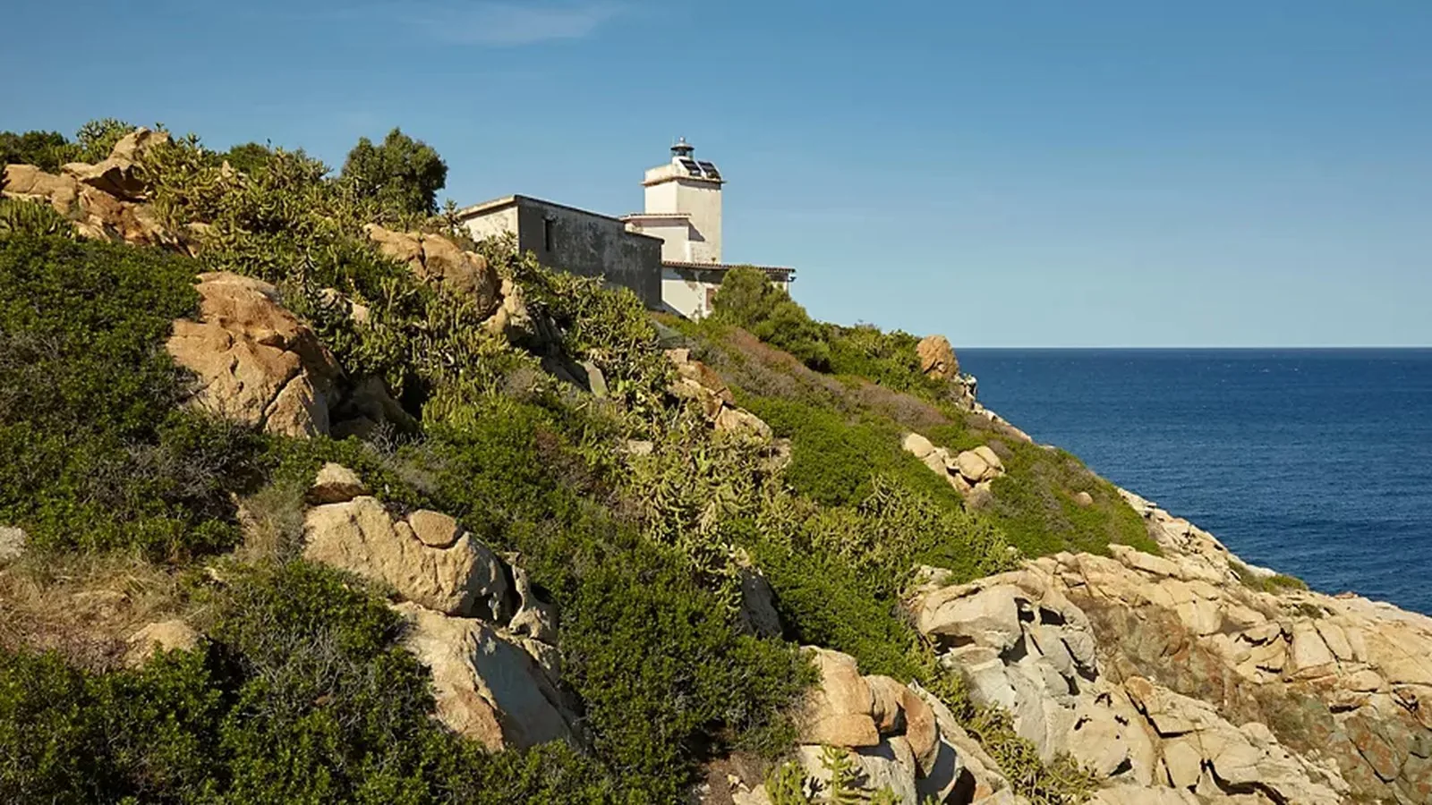 Il promontorio di Capo Ferrato con il faro affacciato sul mare