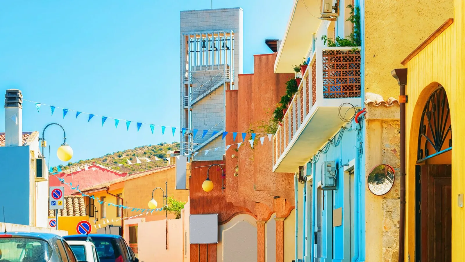 Una via colorata del centro di Villasimius con le bandierine