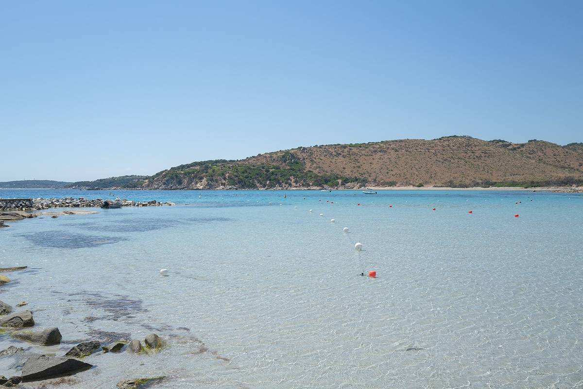 Spiaggia di Punta Molentis con acque cristalline e costa rocciosa a Villasimius