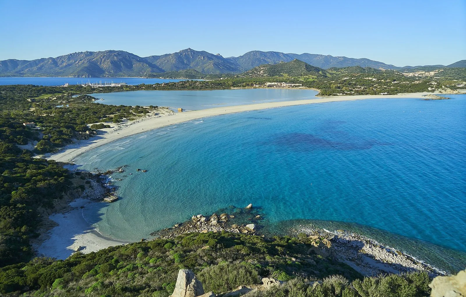 Una spiaggia con i fondali bassi, come quelle consigliate alle famiglie