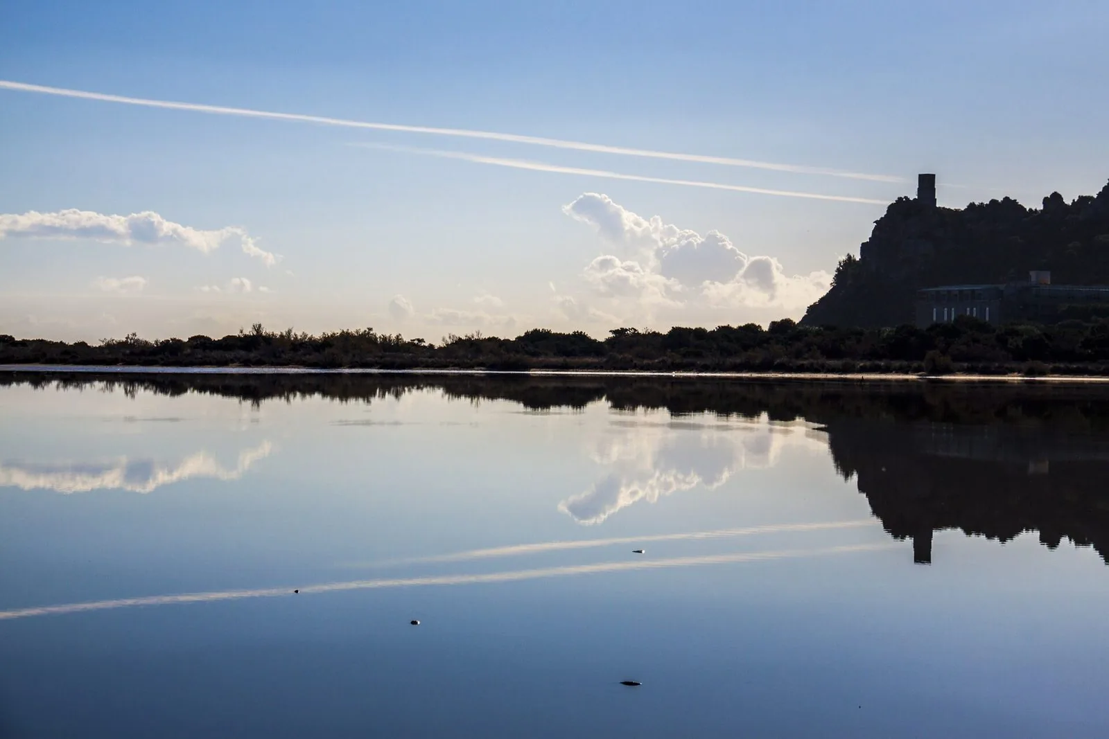 Lo stagno di Colostrai con la Torre Salinas sullo sfondo