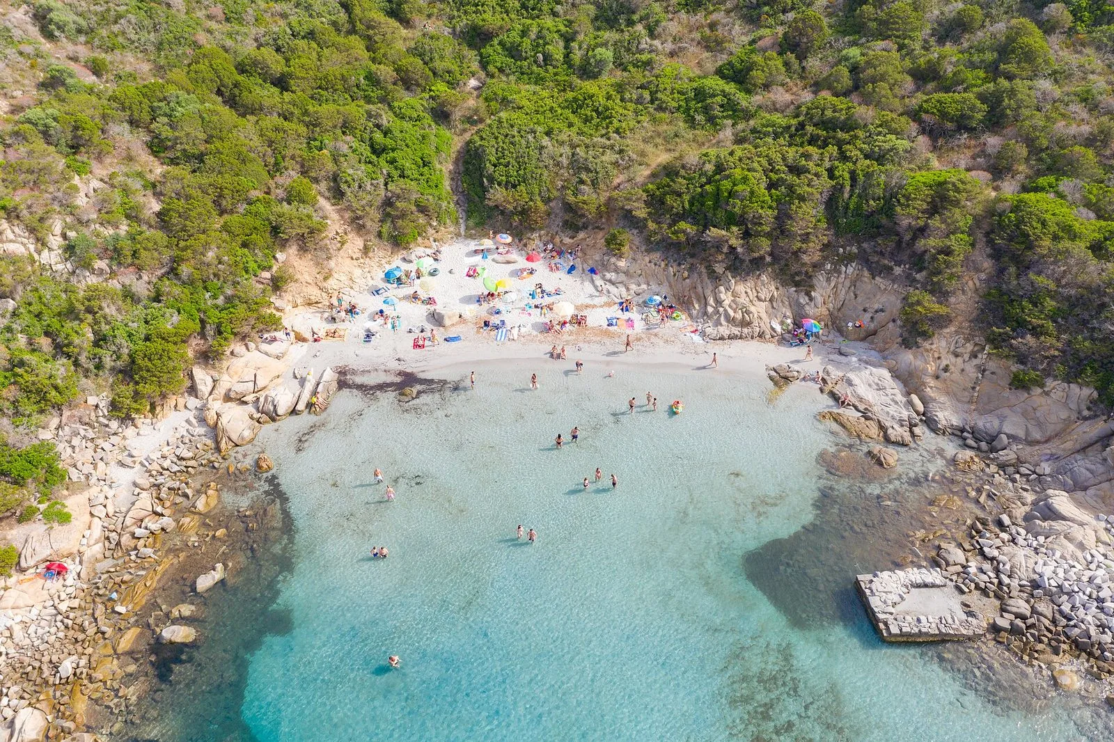 La caletta di Torre Porto Giunco a Villasimius vista dall'alto